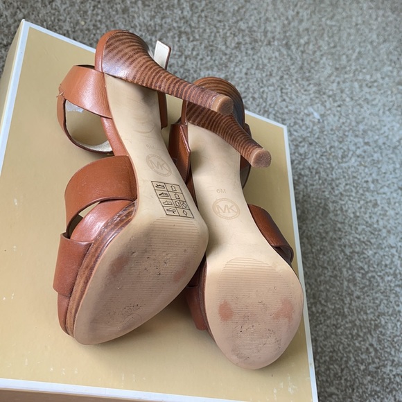 Michael Michael Kors Oksana Sandal - Picture 6 of 16